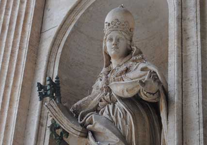 en-pope-joan-statue